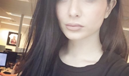 دومینا شلاق می زند ، عضو را متحرک سک زیر پا می گذارد و برده برهنه را لگد می زند